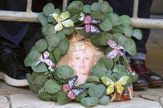 Svět se loučí s Brigitte Bardot: Soukromý obřad, proutěná rakev a plačící davy v ulicích Saint-Tropez - Super.cz